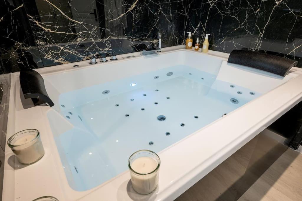 * Love Room Jacuzzi * Aubie-et-Espessas Eksteriør bilde